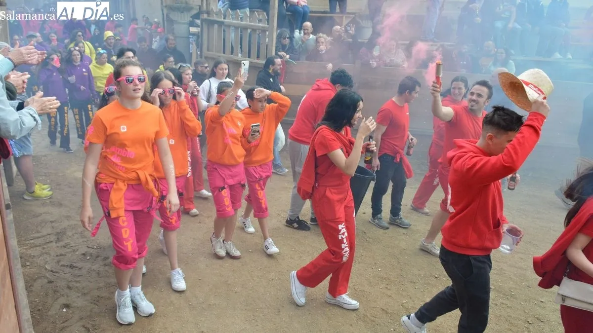 Foto 6 - Las Pe&ntilde;as dan el pistoletazo de salida, con un bullicioso y colorido desfile, a las fiestas de El Noveno en San Felices de los Gallegos
