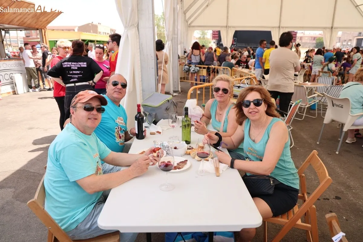 Las peñas de Villamayor disfrutan de la Comida Popular en las fiestas patronales | FOTOS: David Sañudo 