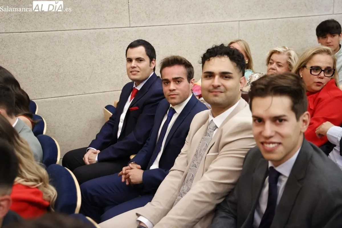 Emoción entre los Graduados de Periodismo y Comunicación Audiovisual de la UPSA de Salamanca | FOTOS: David Sañudo