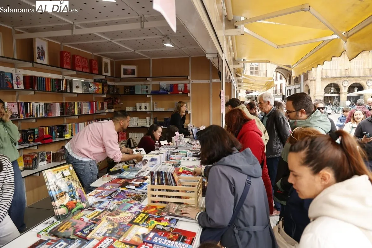 La Feria del Libro de Salamanca registra gran afluencia de público en su jornada dominical | FOTOS: David Sañudo 