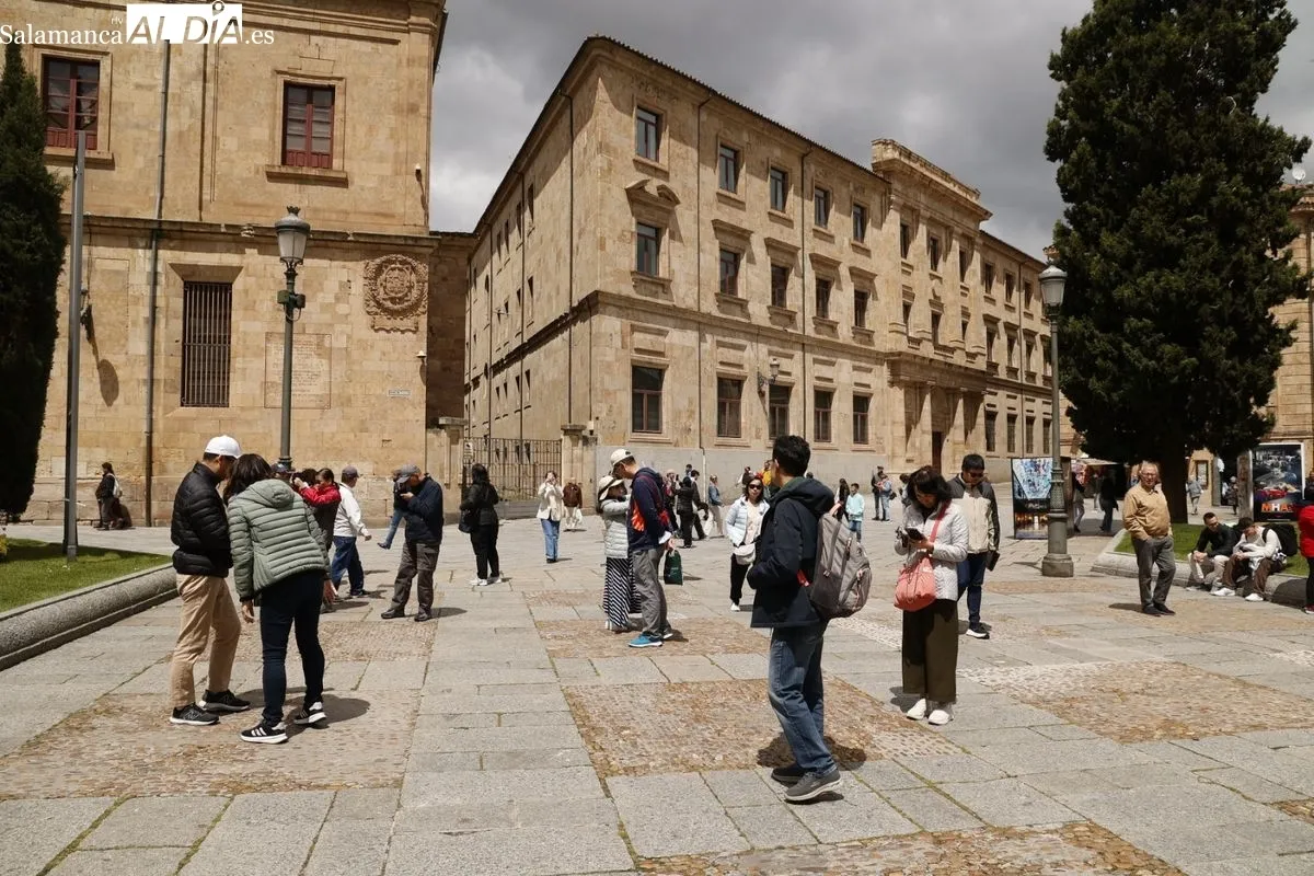 El cielo gris no impide a salmantinos y turistas disfrutar de Salamanca | FOTOS: David Sañudo 