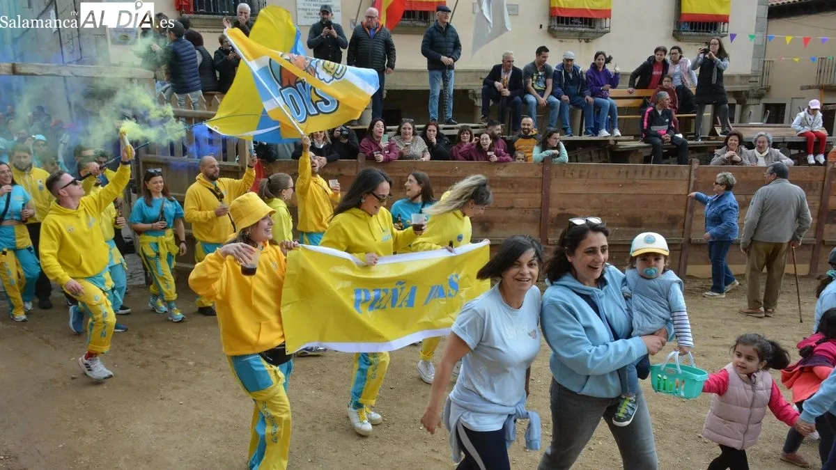 Foto 5 - Las Pe&ntilde;as dan el pistoletazo de salida, con un bullicioso y colorido desfile, a las fiestas de El Noveno en San Felices de los Gallegos