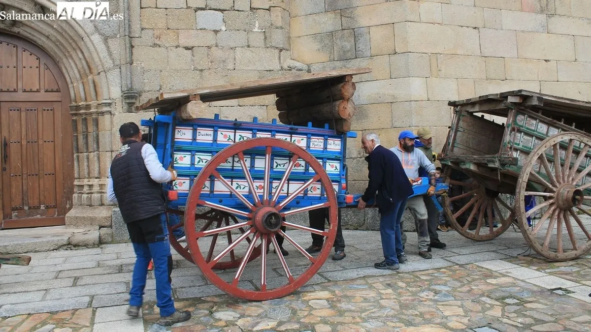 Los vecinos montan la plaza de carros tras el sorteo de cada puesto / Fotografías D.A.D.