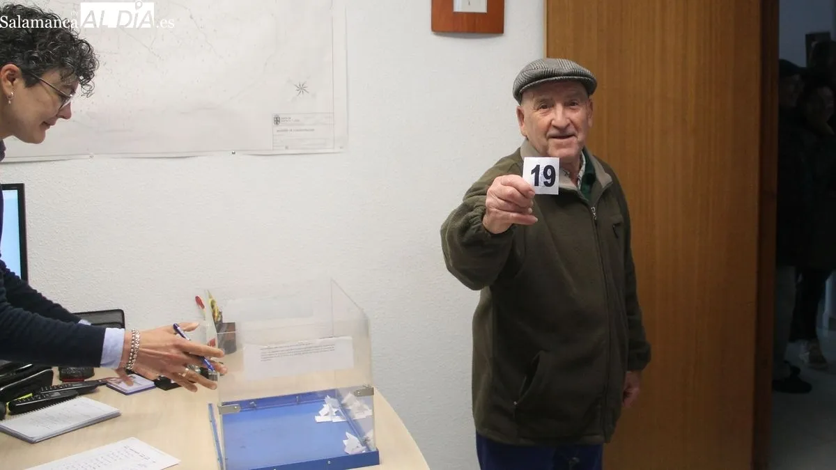 Los vecinos montan la plaza de carros tras el sorteo de cada puesto / Fotografías D.A.D.