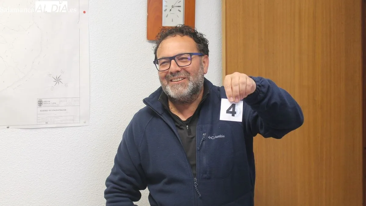 Los vecinos montan la plaza de carros tras el sorteo de cada puesto / Fotografías D.A.D.