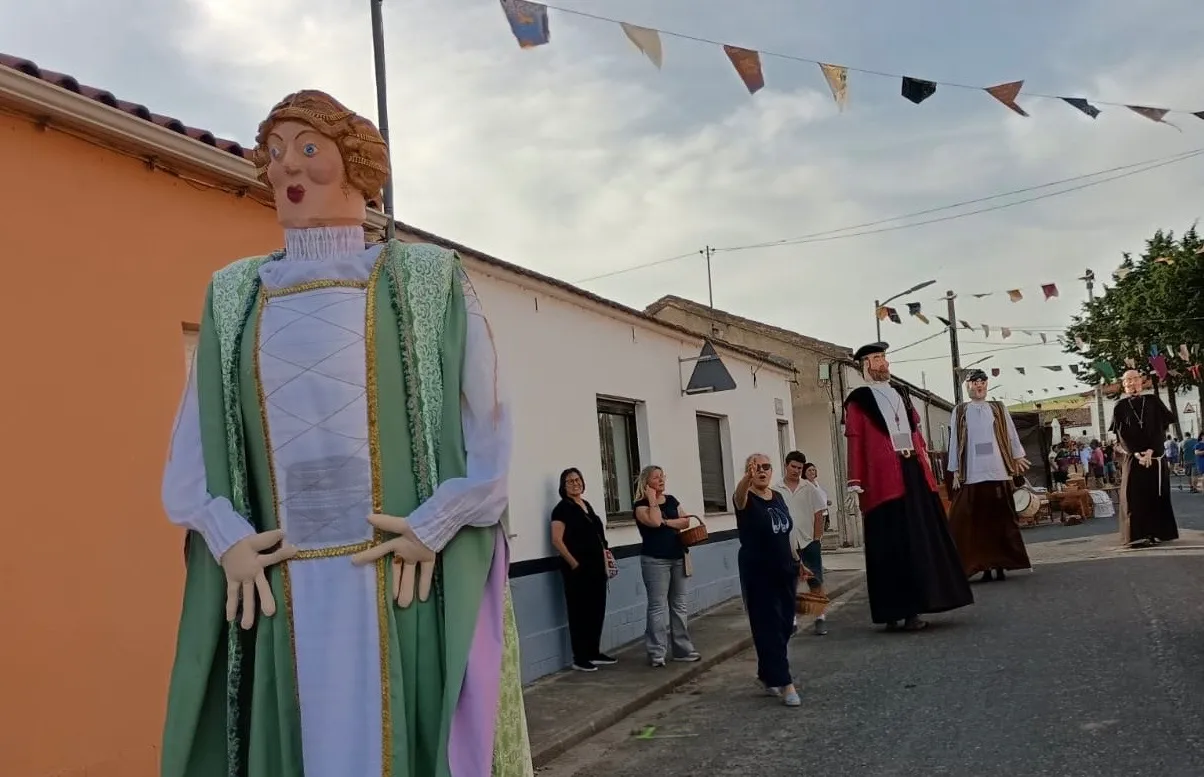 Foto 6 - Los gigantes de Villoruela llevan a sus calles historia y diversi&oacute;n para grandes y peque&ntilde;os