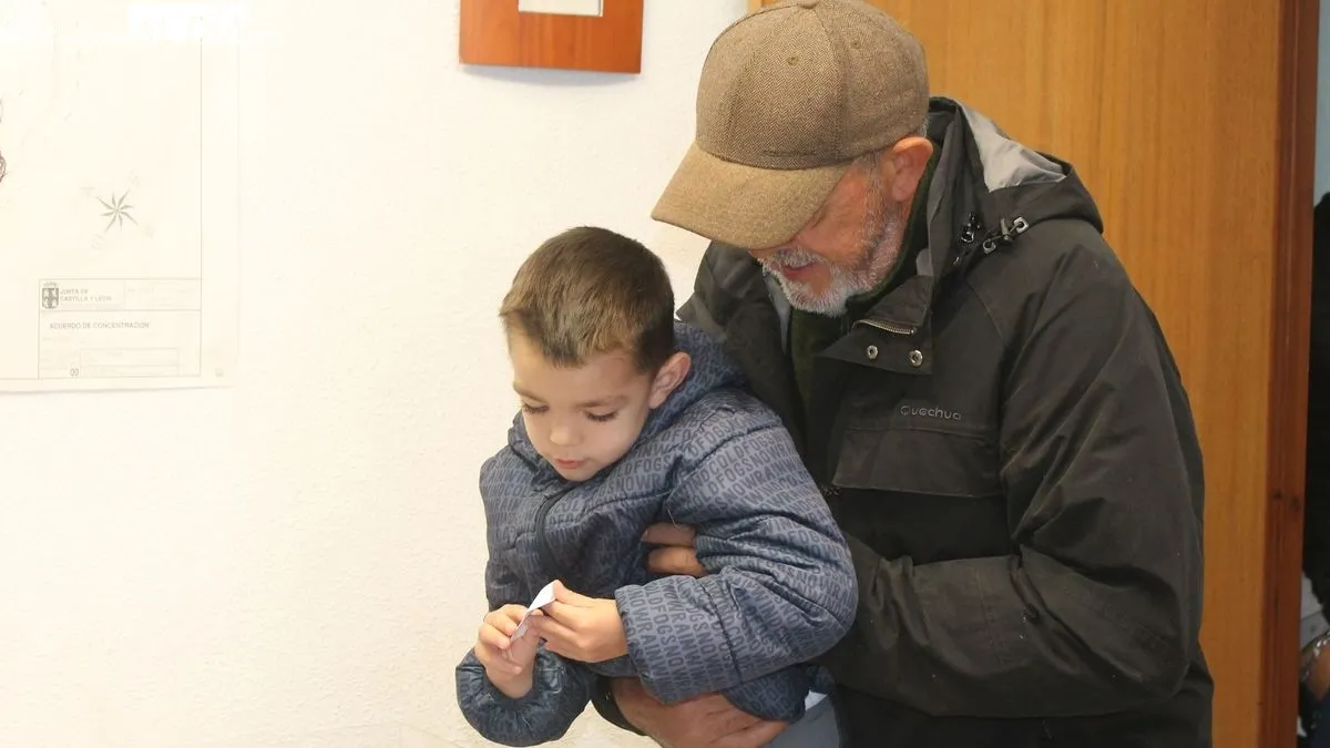 Los vecinos montan la plaza de carros tras el sorteo de cada puesto / Fotografías D.A.D.