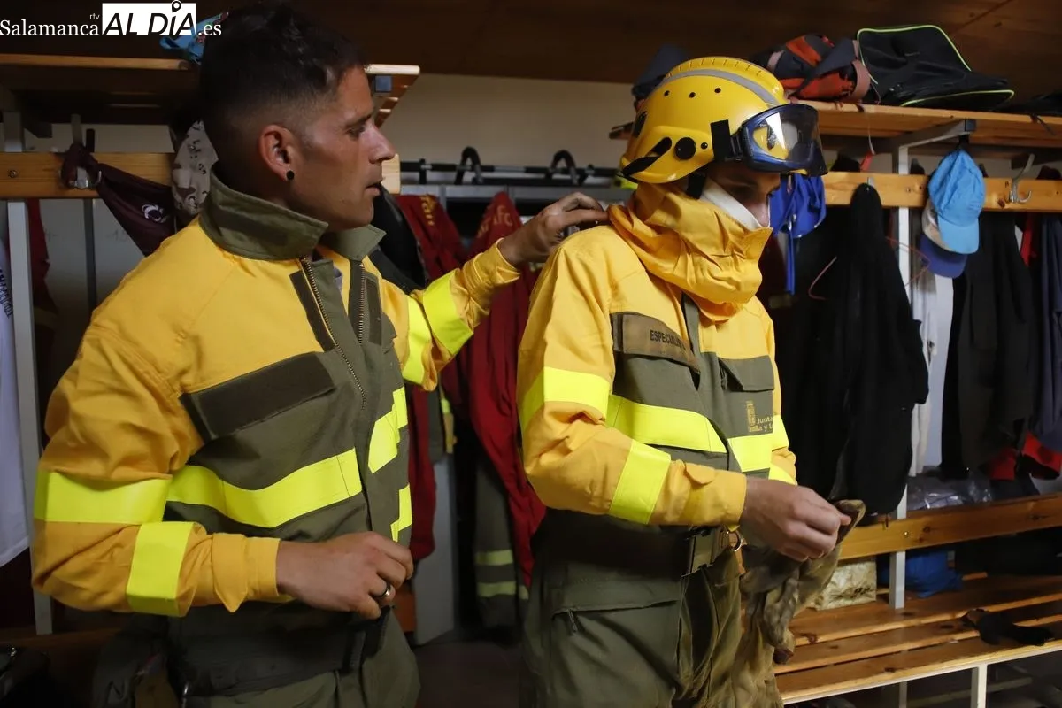 Mochilas extintoras y batefuegos. Camiones y helicópteros: Así se lucha contra el fuego en Salamanca | FOTOS: Ángel Puma 