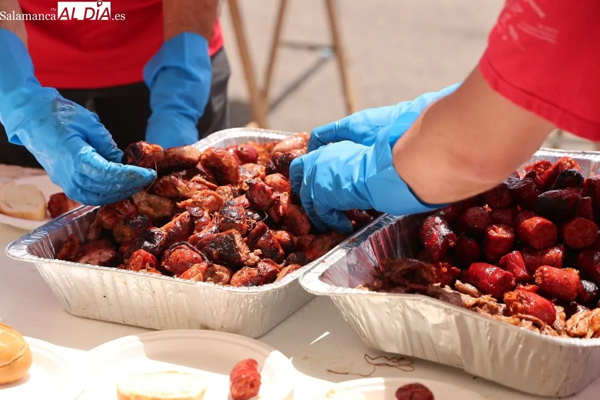 Las peñas de Villamayor disfrutan de la Comida Popular en las fiestas patronales | FOTOS: David Sañudo 