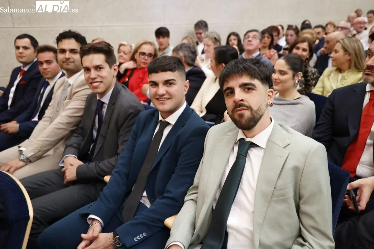 Emoción entre los Graduados de Periodismo y Comunicación Audiovisual de la UPSA de Salamanca | FOTOS: David Sañudo