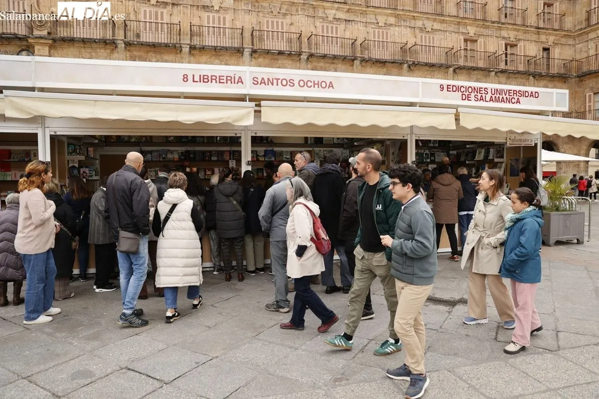 La Feria del Libro de Salamanca registra gran afluencia de público en su jornada dominical | FOTOS: David Sañudo 