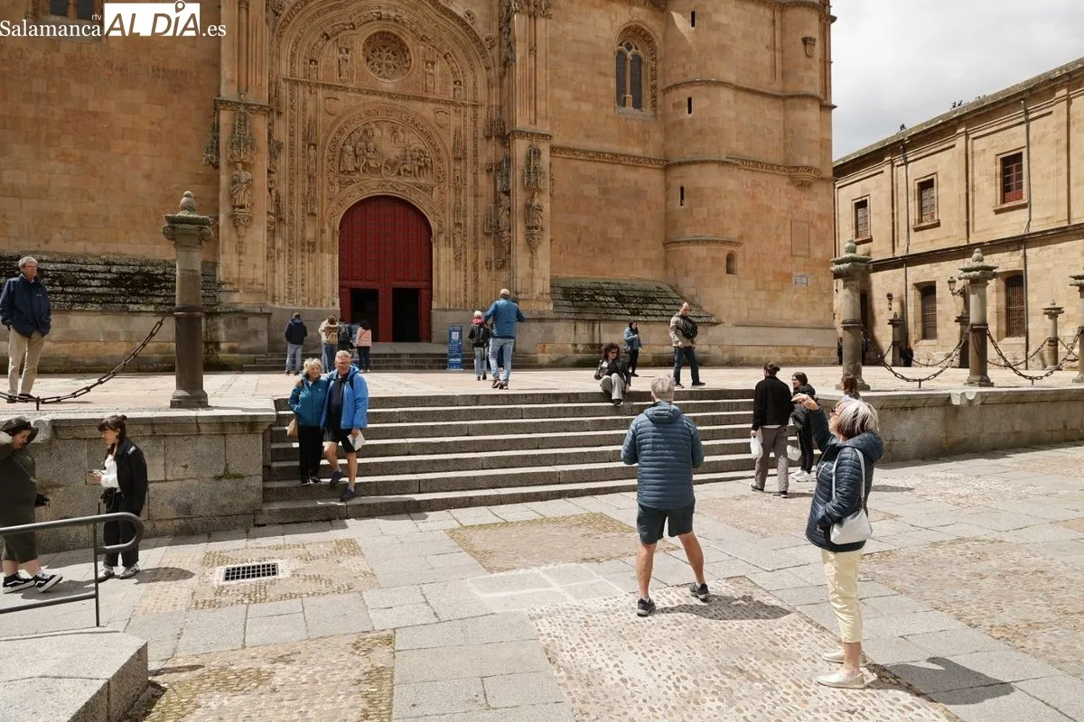 El cielo gris no impide a salmantinos y turistas disfrutar de Salamanca | FOTOS: David Sañudo 
