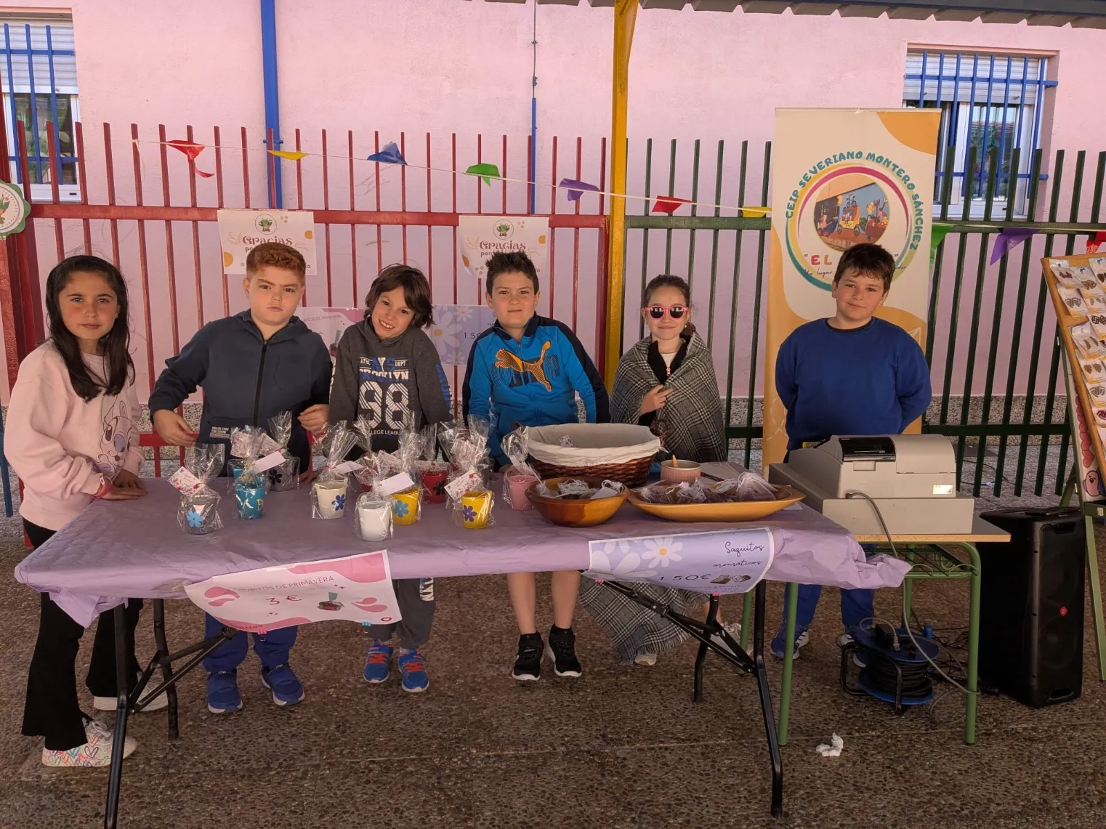 Foto 6 - El mercadillo del Severiano Montero &laquo;arrasa&raquo; en creatividad y apoyo vecinal en su estreno