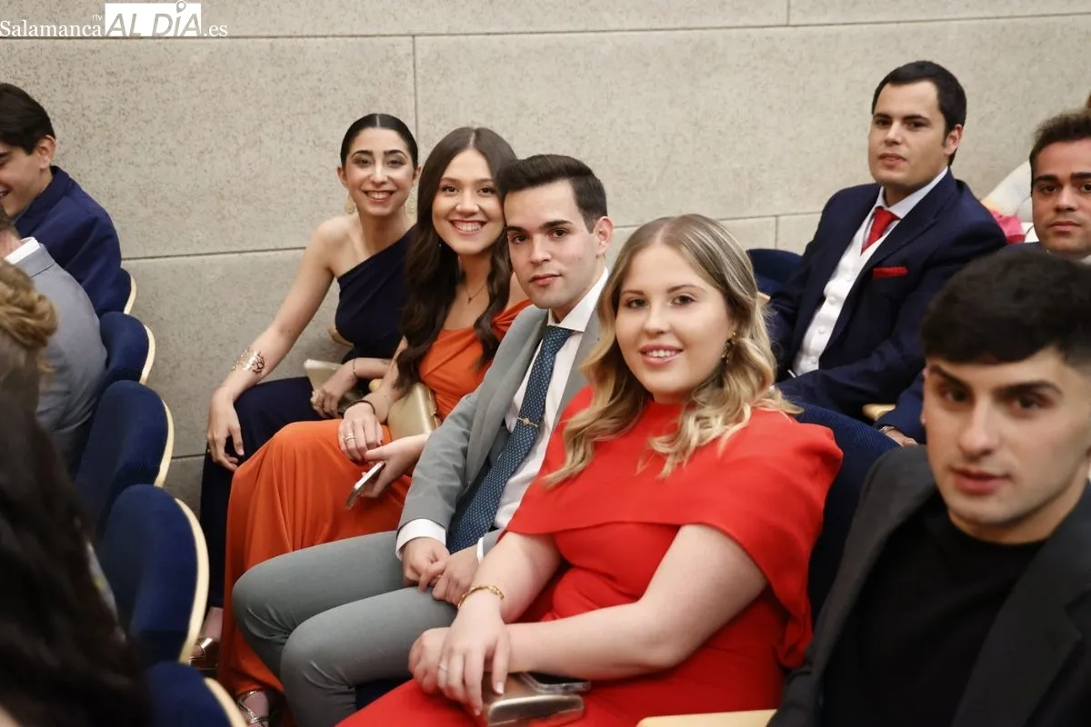 Emoción entre los Graduados de Periodismo y Comunicación Audiovisual de la UPSA de Salamanca | FOTOS: David Sañudo