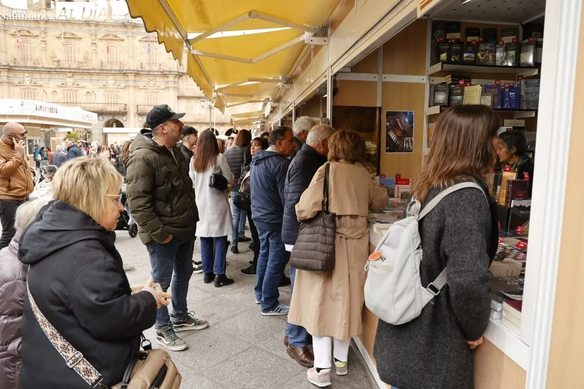 La Feria del Libro de Salamanca registra gran afluencia de público en su jornada dominical | FOTOS: David Sañudo 
