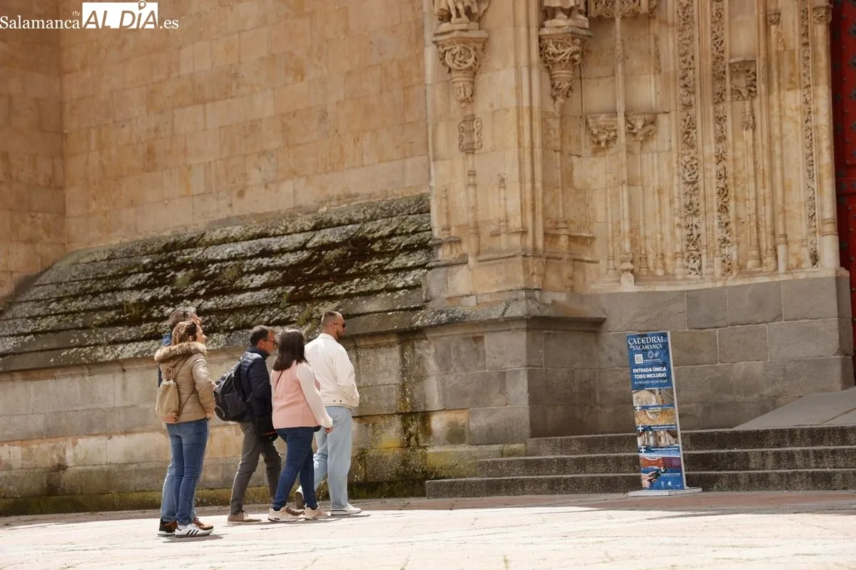 El cielo gris no impide a salmantinos y turistas disfrutar de Salamanca | FOTOS: David Sañudo 