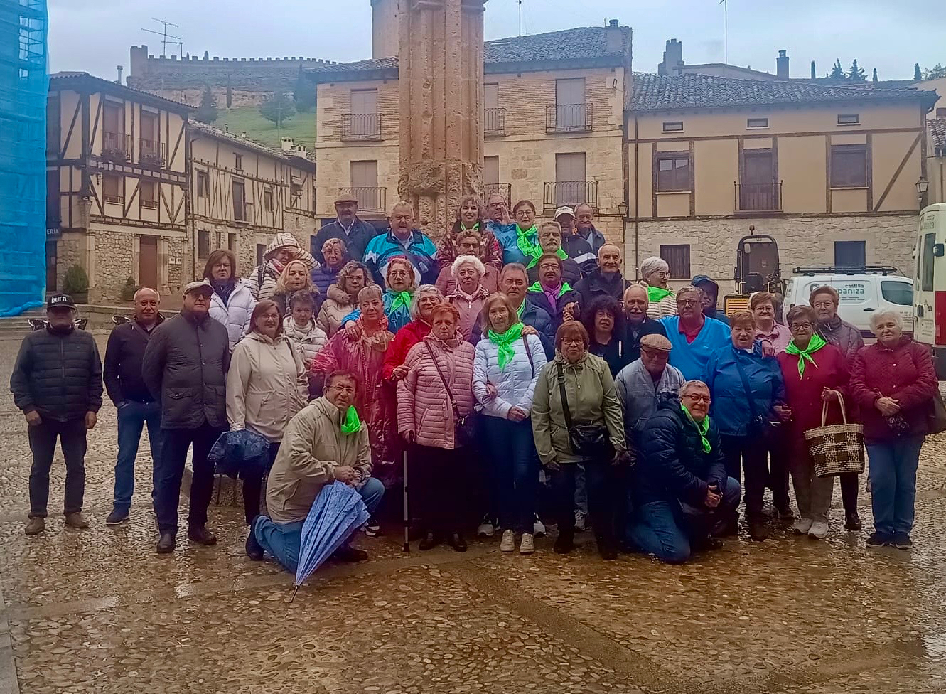 Medio centenar de personas participan en el viaje a Peñaranda de Duero y Aranda organizado por la asociación San Miguel
