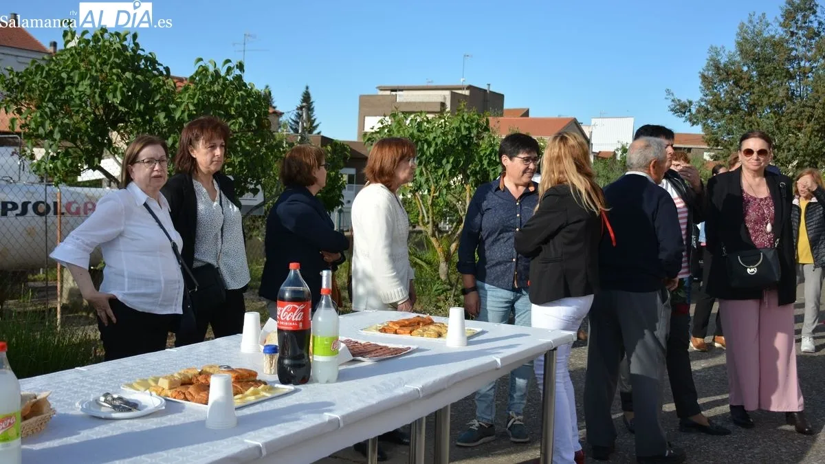 El reparto de panes y rosas en el acto más significativo de la celebración.