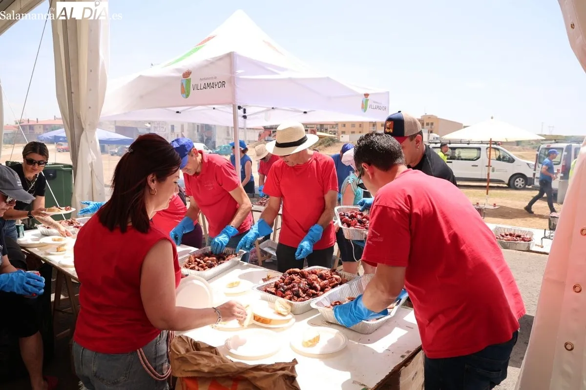 Las peñas de Villamayor disfrutan de la Comida Popular en las fiestas patronales | FOTOS: David Sañudo 