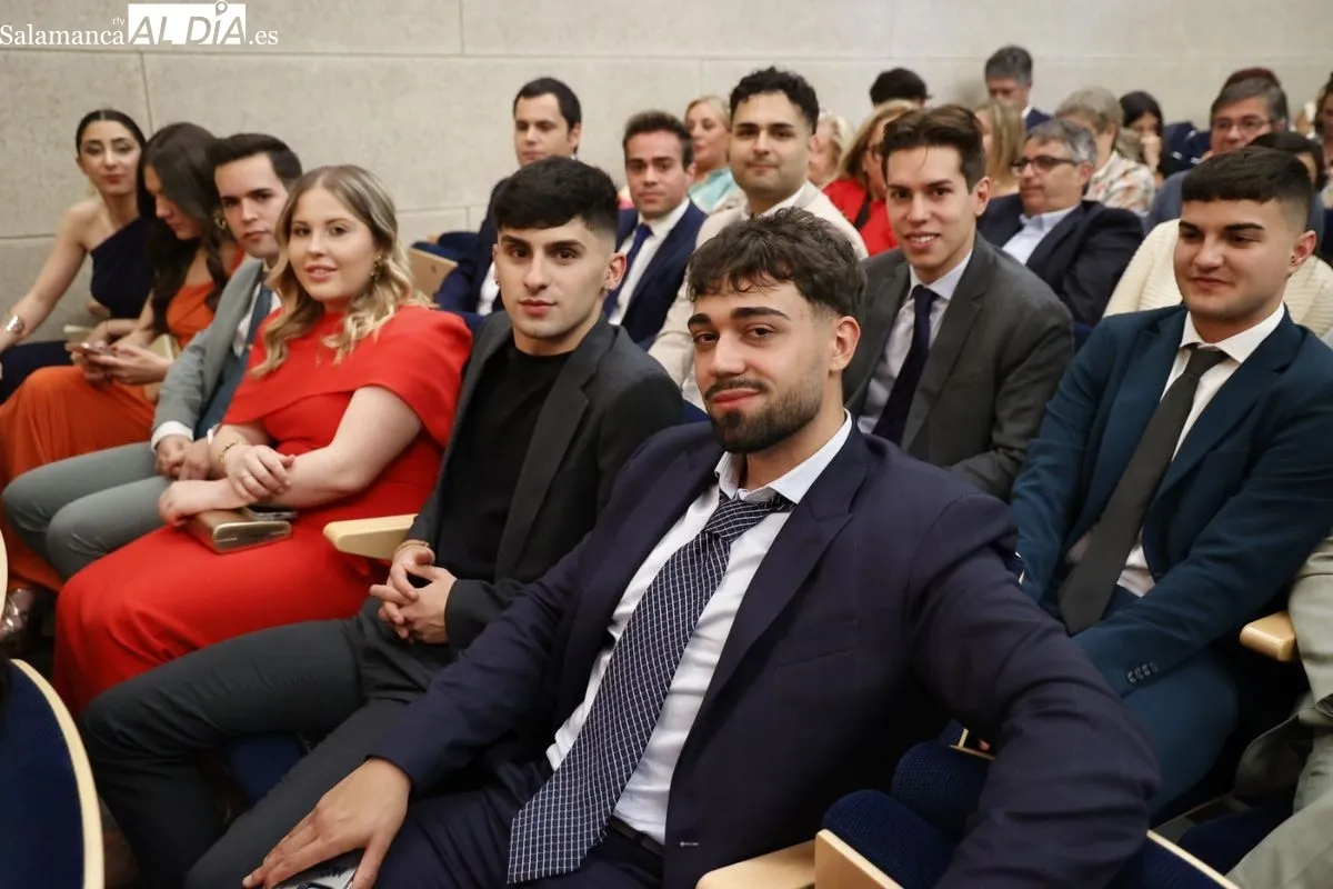 Emoción entre los Graduados de Periodismo y Comunicación Audiovisual de la UPSA de Salamanca | FOTOS: David Sañudo