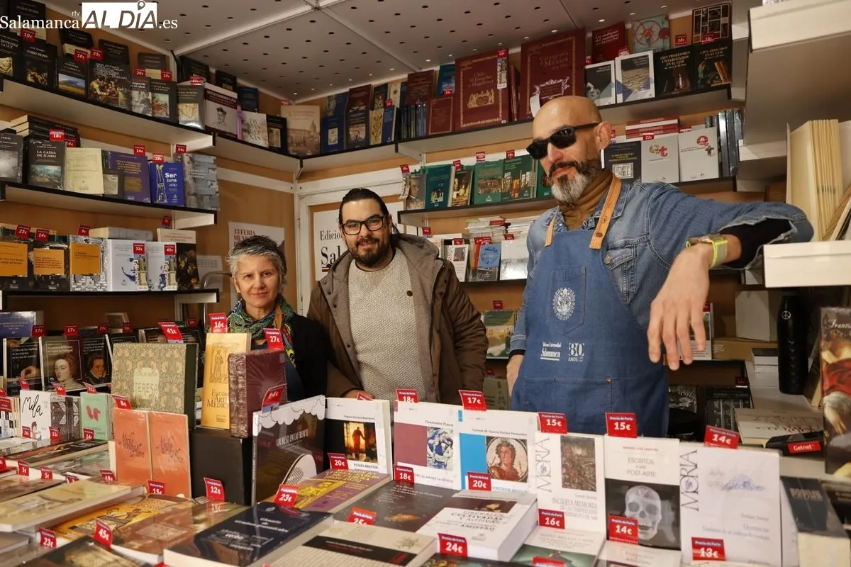 La Feria del Libro de Salamanca registra gran afluencia de público en su jornada dominical | FOTOS: David Sañudo 
