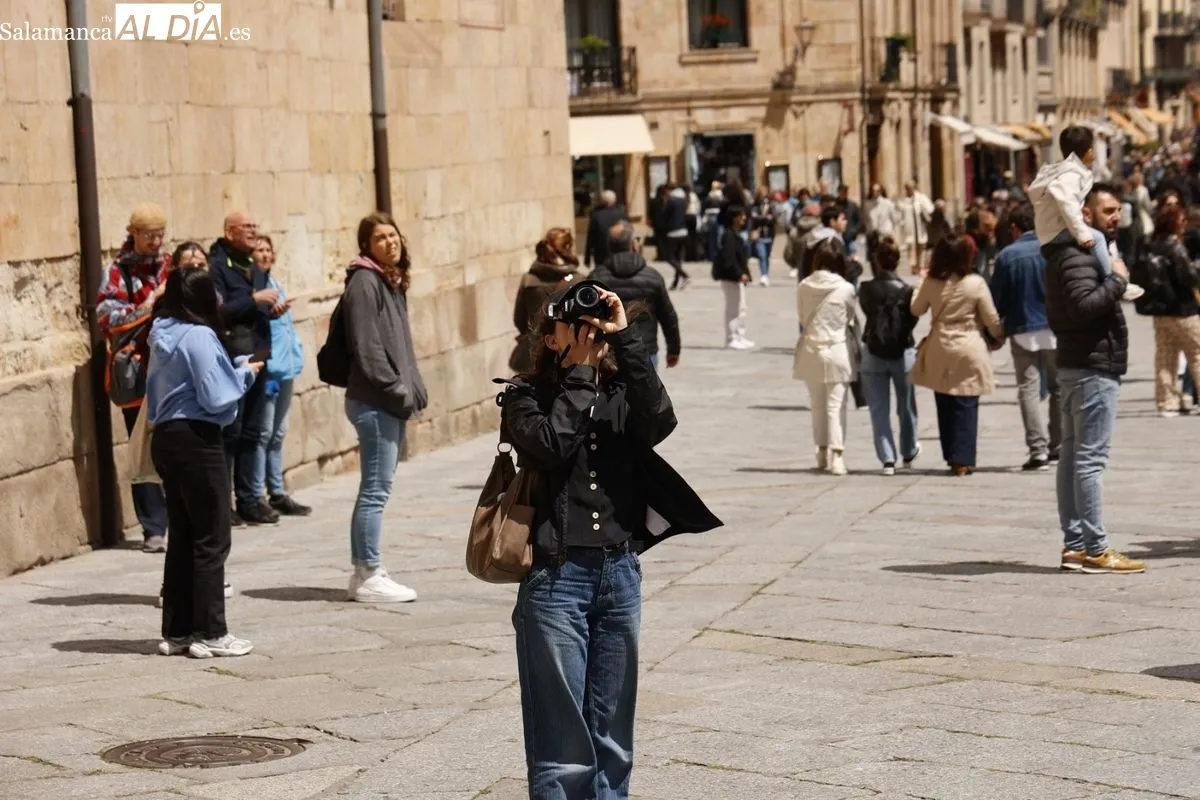 El cielo gris no impide a salmantinos y turistas disfrutar de Salamanca | FOTOS: David Sañudo 