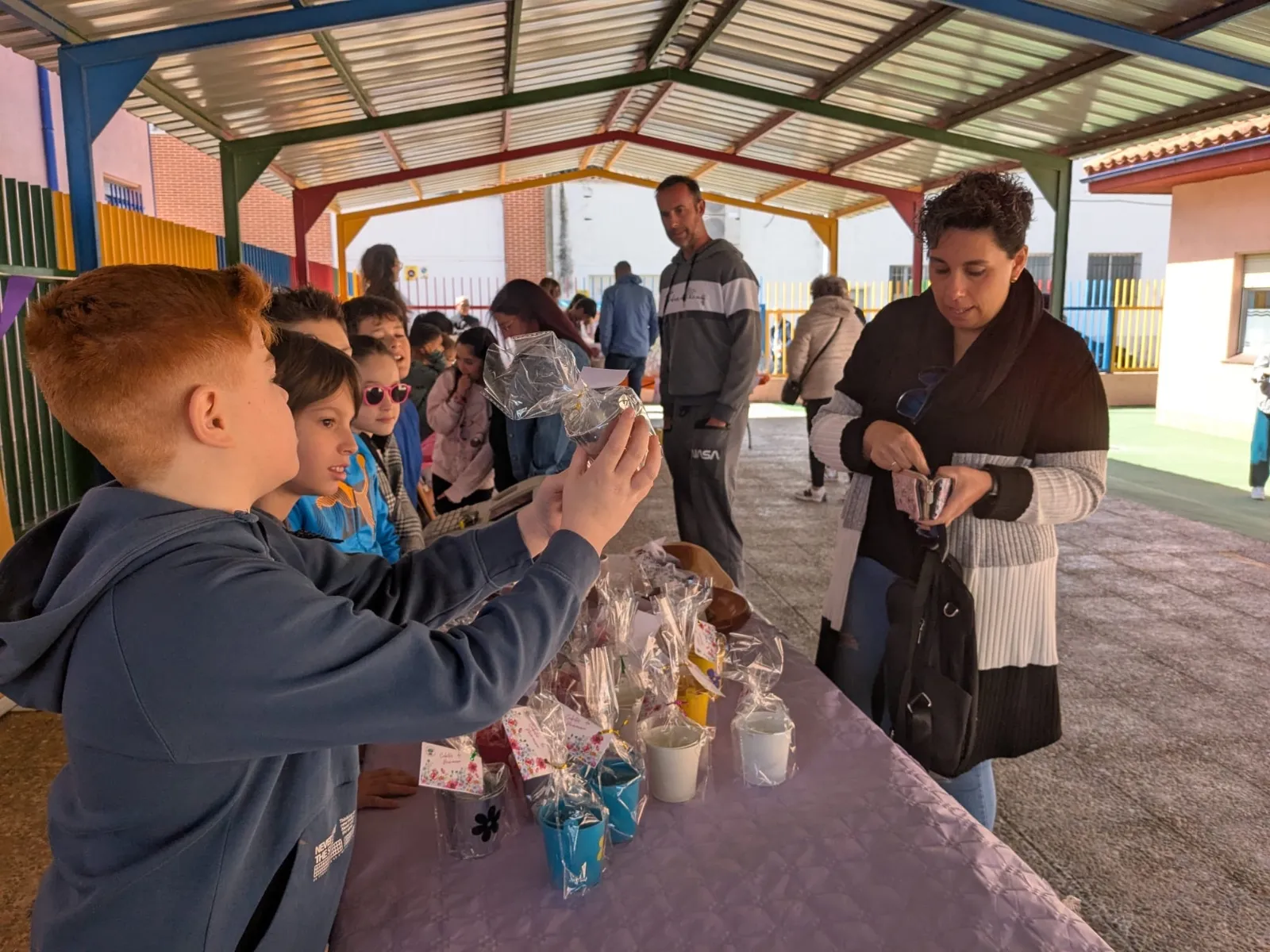 Foto 5 - El mercadillo del Severiano Montero &laquo;arrasa&raquo; en creatividad y apoyo vecinal en su estreno