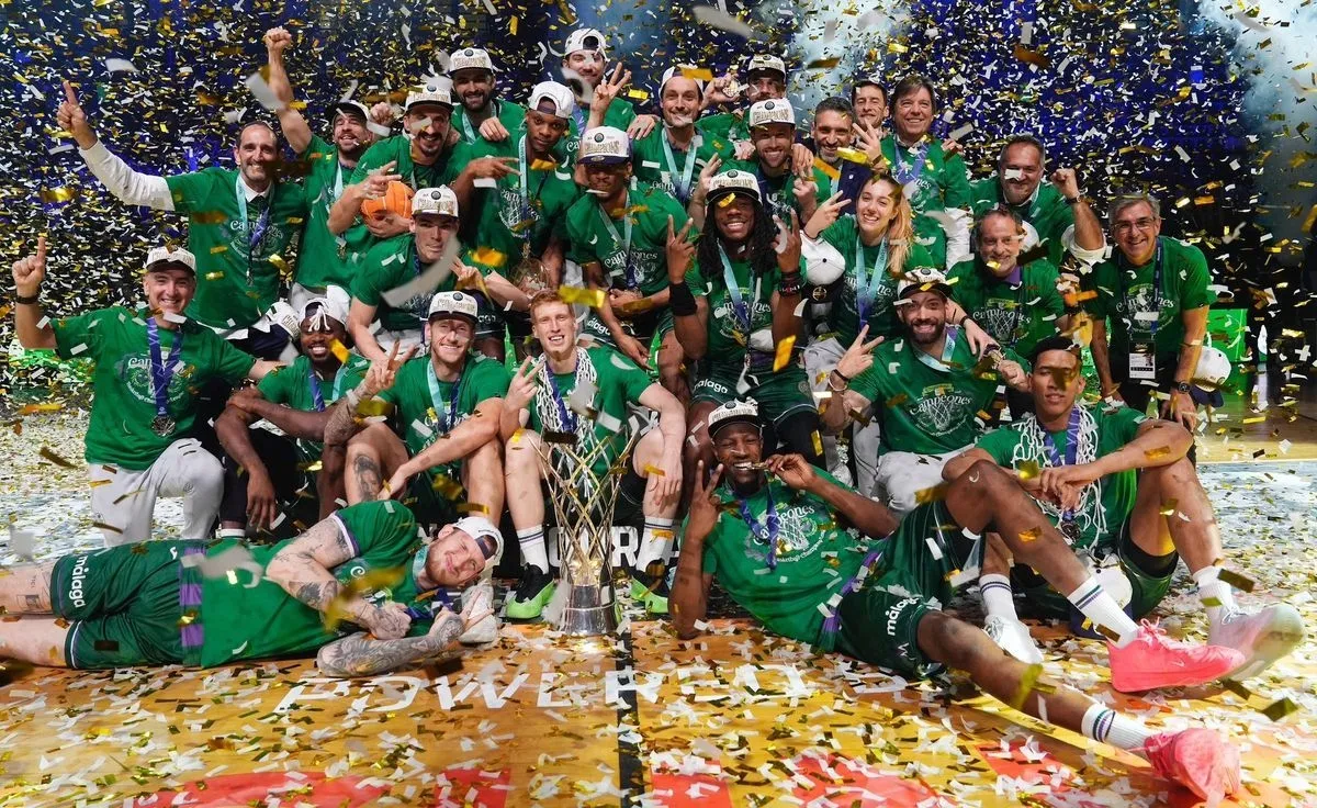 El salmantino Alberto Miranda (arriba en la parte derecha) durante la celebración del triunfo del Unicaja Málaga en la Basketball Champions League 