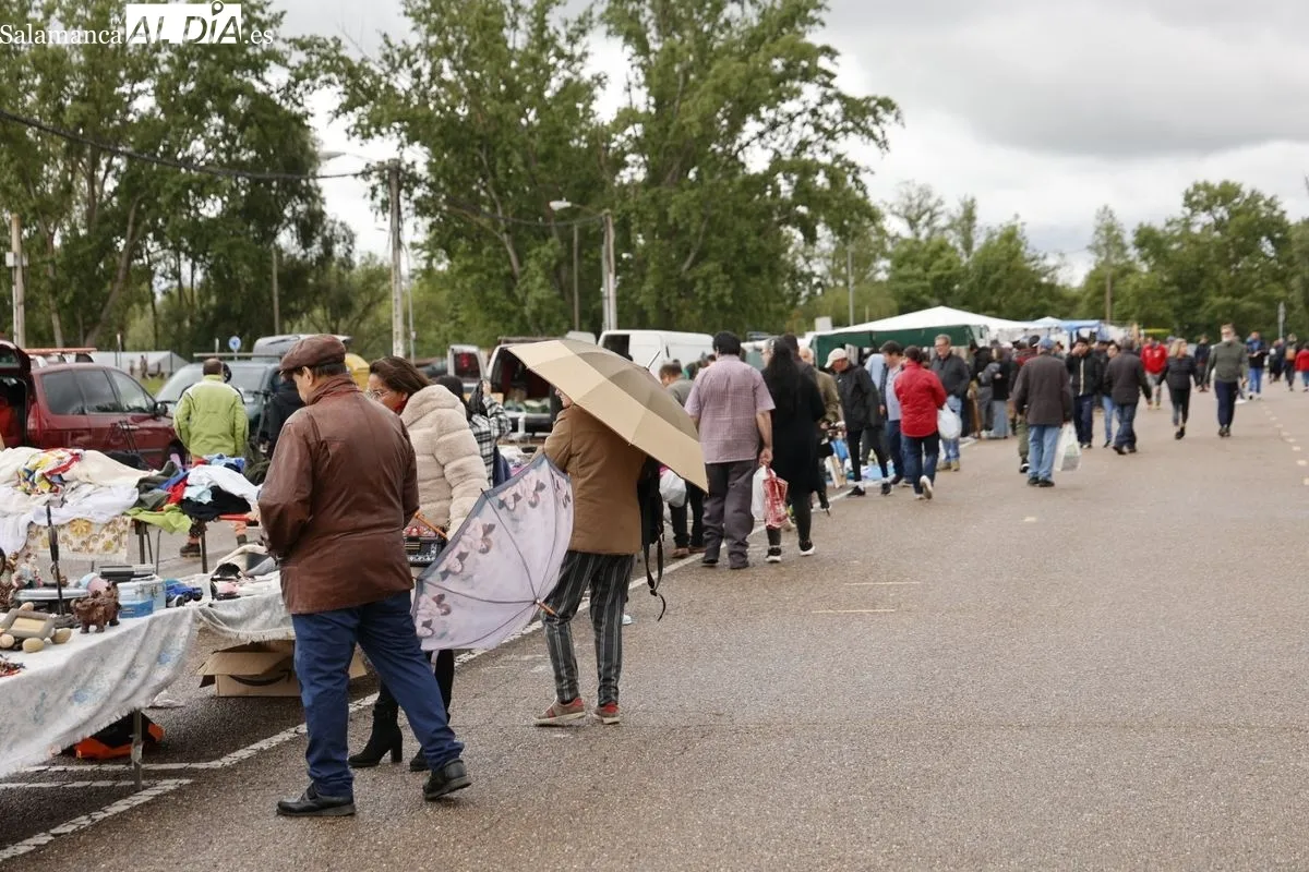 Ambiente en el Rastro de Salamanca en la mañana de este domingo de mayo. Fotos: David Sañudo