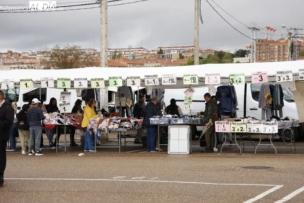 Ambiente en el Rastro de Salamanca en la mañana de este domingo de mayo. Fotos: David Sañudo