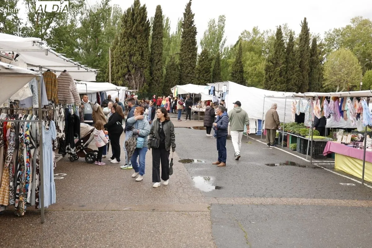 Ambiente en el Rastro de Salamanca en la mañana de este domingo de mayo. Fotos: David Sañudo