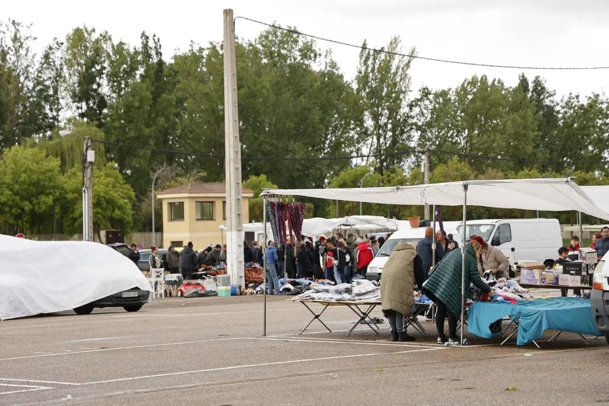 Ambiente en el Rastro de Salamanca en la mañana de este domingo de mayo. Fotos: David Sañudo