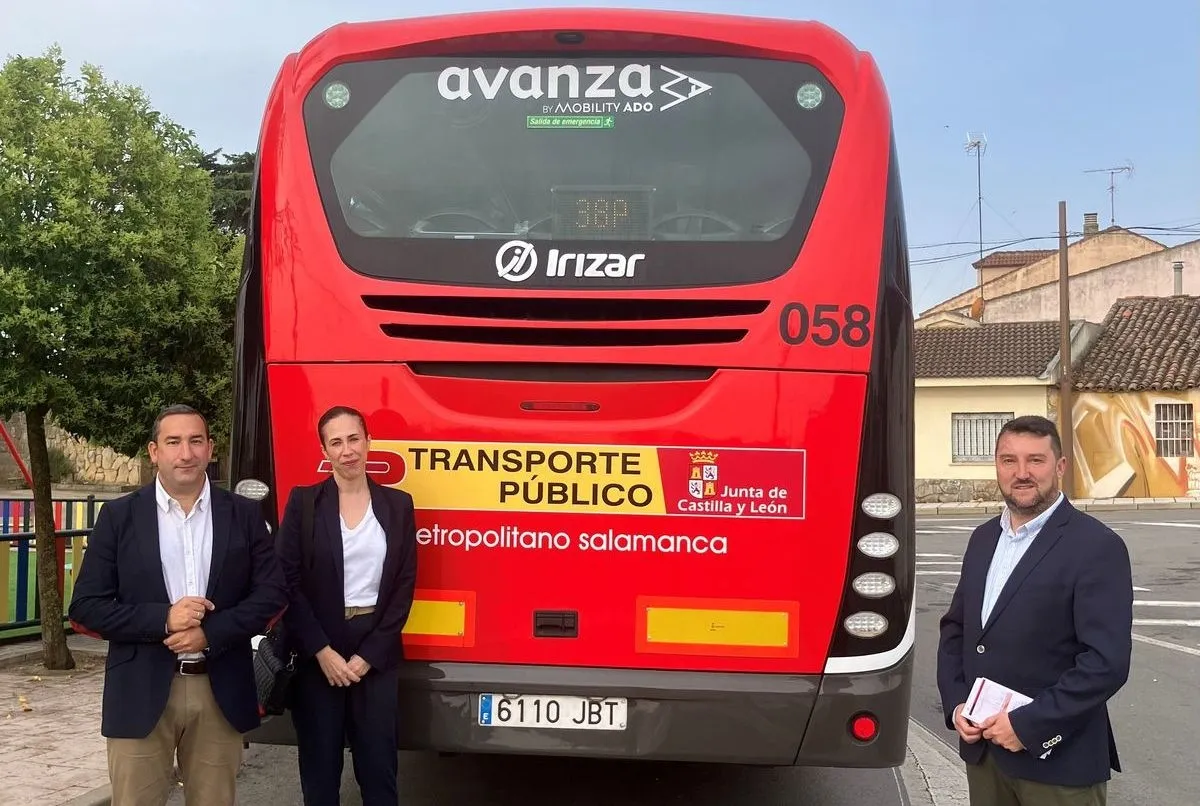 Foto de archivo de un bus metropolitano en Castellanos de Villiquera (Salamanca)