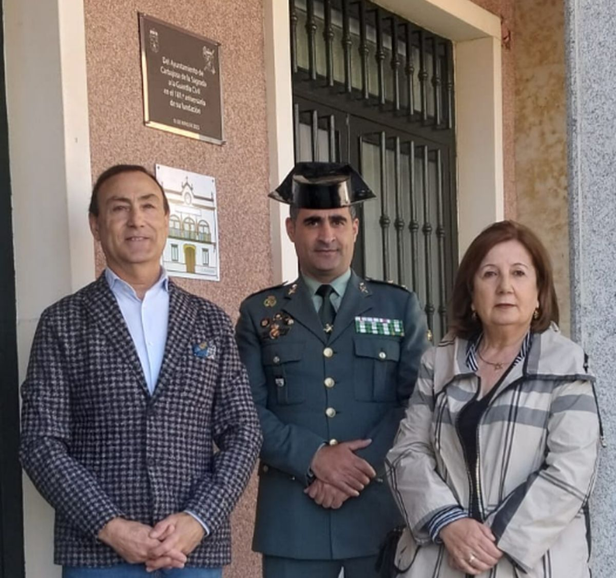 Carbajosa reconocimiento a la Guardia Civil con una placa en el Ayuntamiento