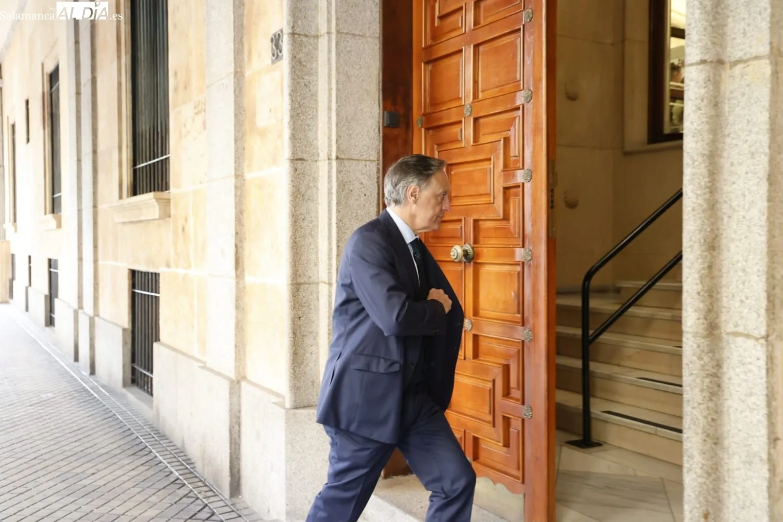 Carlos García Carbayo, alcalde de Salamanca, en su llegada a la Audiencia provincial | FOTO: David Sañudo 