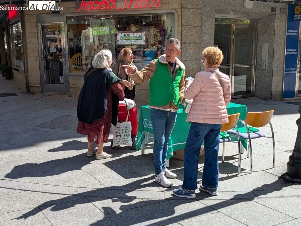 Cuestación de la Asociación Española contra el Cáncer (AECC) en Salamanca. Foto de David Sañudo
