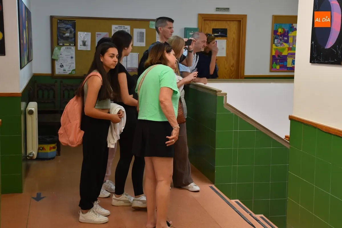 Foto 11 - Los j&oacute;venes de Estados Unidos recorren el IES Fray Diego y el centro hist&oacute;rico de Ciudad Rodrigo