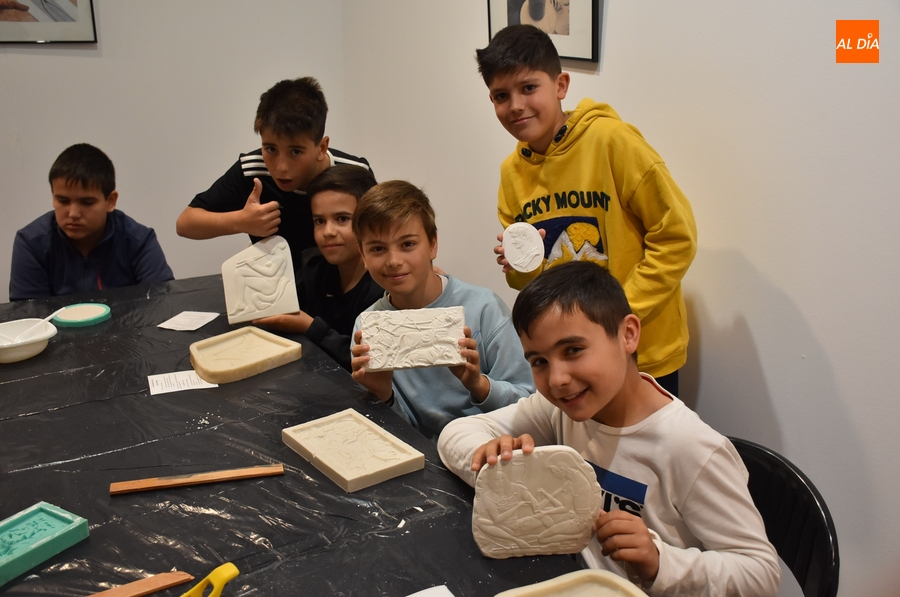 Organizados unos talleres de escayola al hilo de la exposición de Cerámica del Centro de Adultos