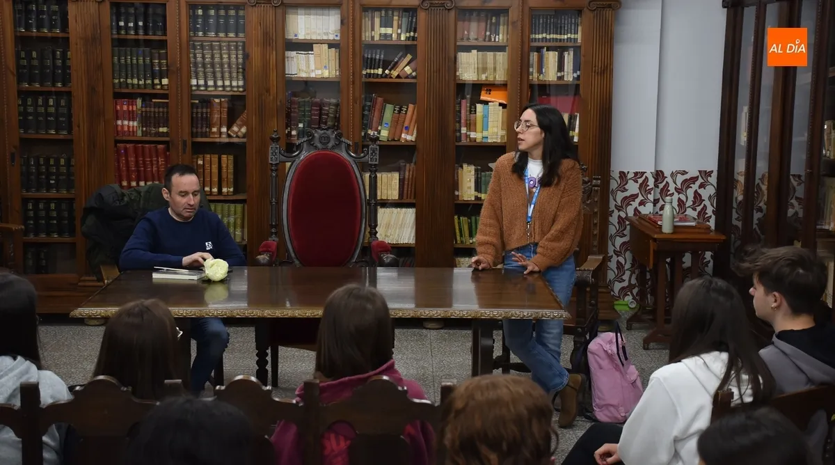 Foto 2 - El IES Fray Diego recibe la visita del escritor Miguel Hern&aacute;ndez Paniagua