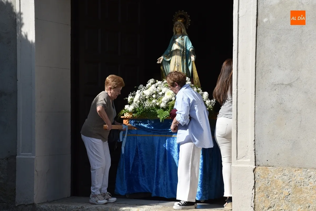Foto 7 - La Virgen de la Medalla Milagrosa estrena carroza en su ampliado trayecto por las calles