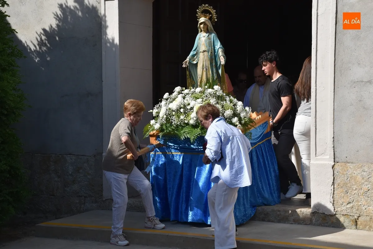 Foto 8 - La Virgen de la Medalla Milagrosa estrena carroza en su ampliado trayecto por las calles