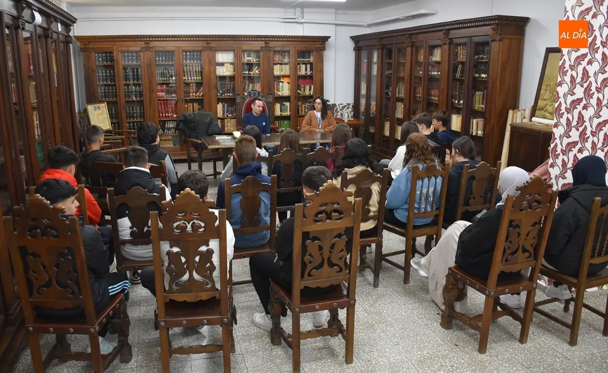 Foto 4 - El IES Fray Diego recibe la visita del escritor Miguel Hern&aacute;ndez Paniagua