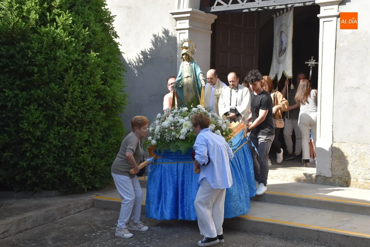 Foto 9 - La Virgen de la Medalla Milagrosa estrena carroza en su ampliado trayecto por las calles