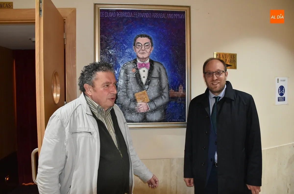 Foto 2 - El p&uacute;blico enciende las velas del 125 Aniversario del Teatro Nuevo Fernando Arrabal