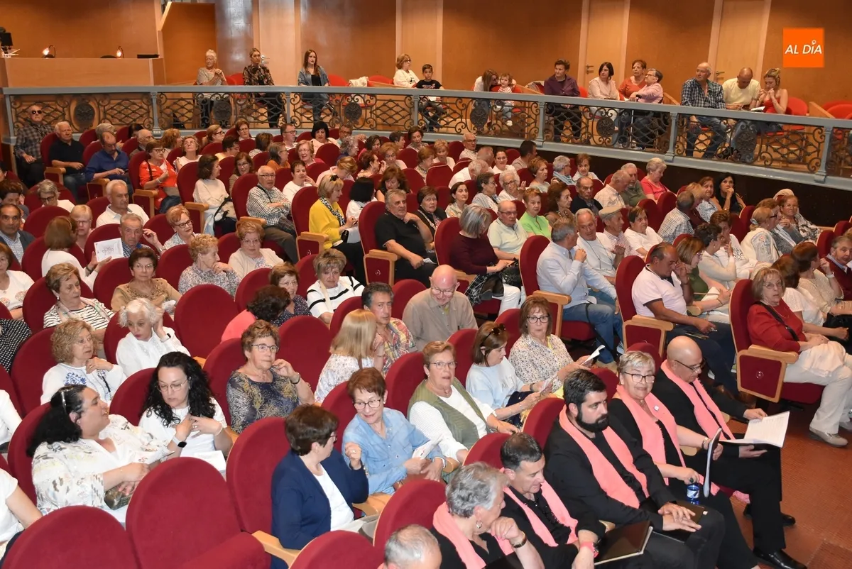 Foto 2 - Amplia asistencia al din&aacute;mico Encuentro de Corales por el 125 Aniversario del Teatro Nuevo