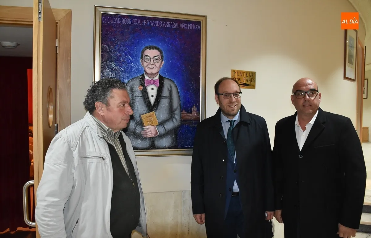 Foto 3 - El p&uacute;blico enciende las velas del 125 Aniversario del Teatro Nuevo Fernando Arrabal