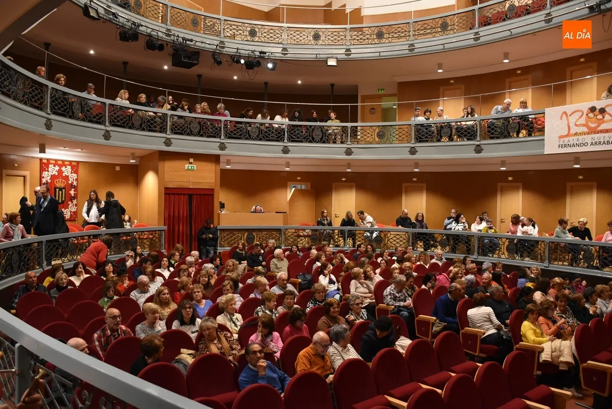 Foto 4 - El p&uacute;blico enciende las velas del 125 Aniversario del Teatro Nuevo Fernando Arrabal