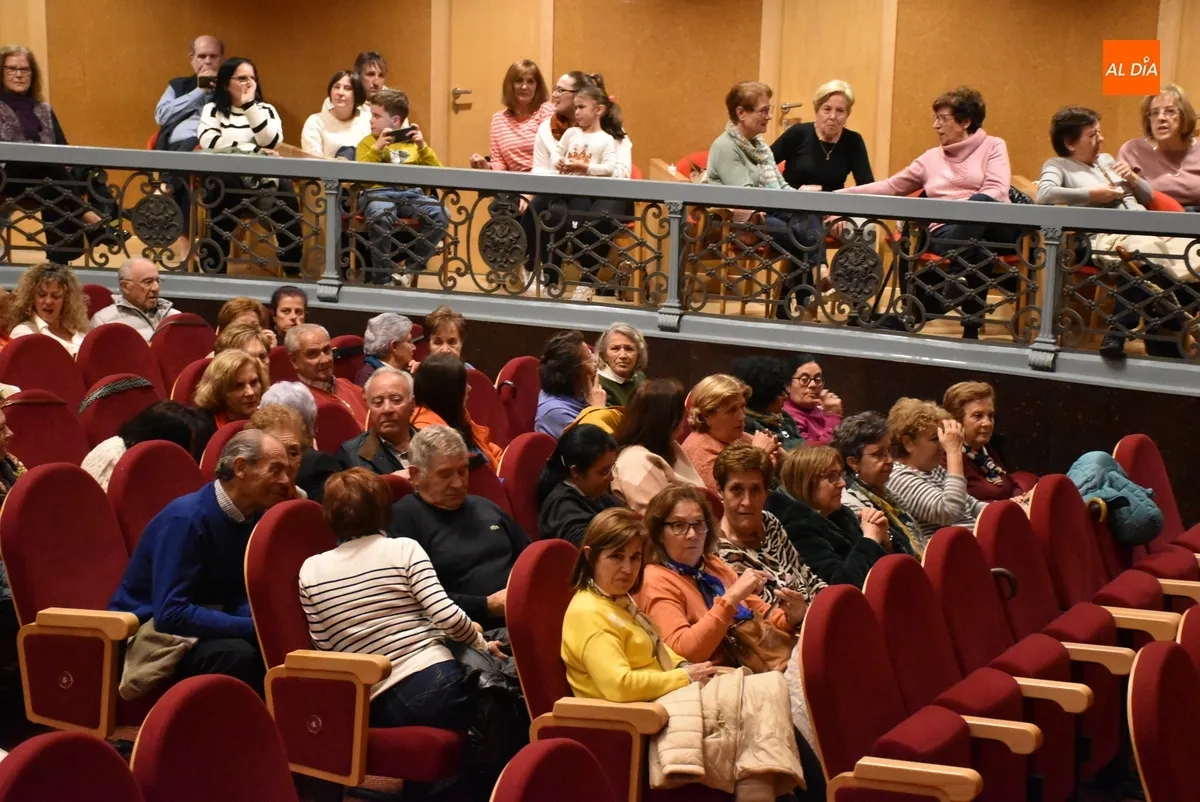 Foto 5 - El p&uacute;blico enciende las velas del 125 Aniversario del Teatro Nuevo Fernando Arrabal