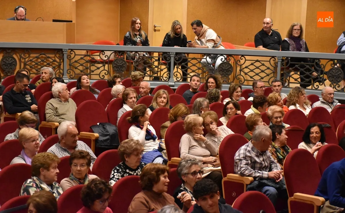 Foto 6 - El p&uacute;blico enciende las velas del 125 Aniversario del Teatro Nuevo Fernando Arrabal
