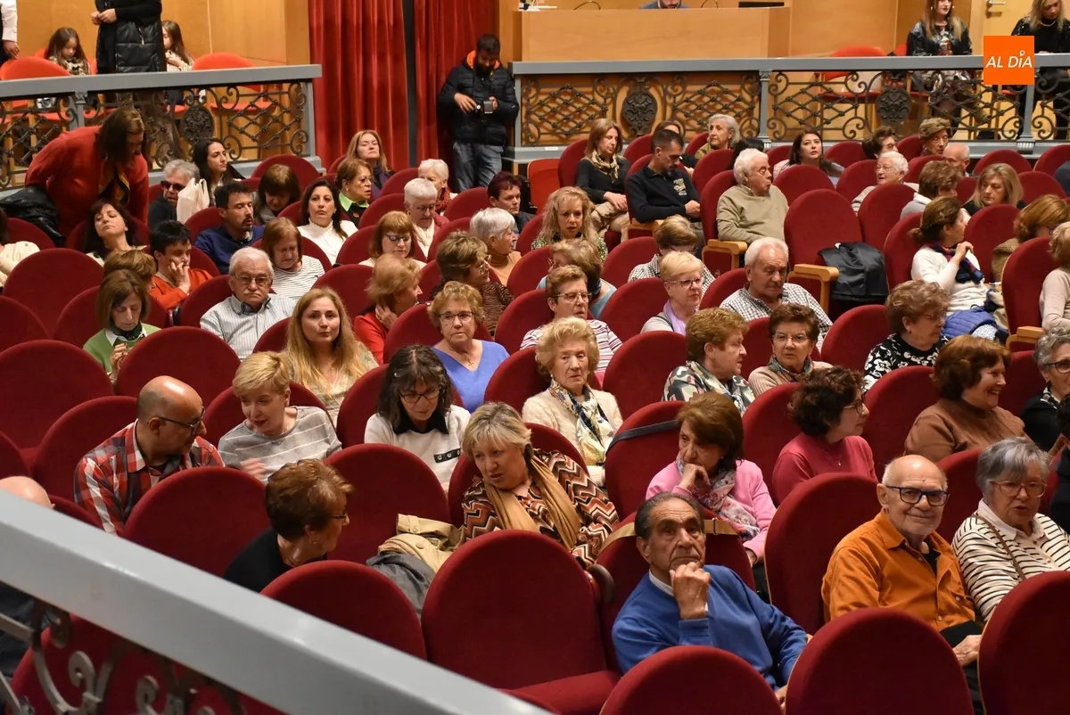 Foto 7 - El p&uacute;blico enciende las velas del 125 Aniversario del Teatro Nuevo Fernando Arrabal